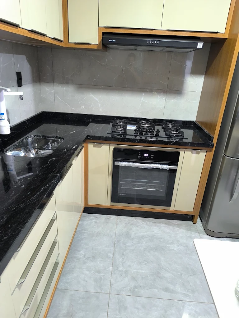 Bancada de granito preto instalada em cozinha planejada